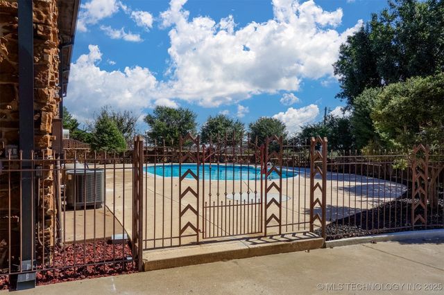 6642 E 60th Place, Tulsa, OK 74145