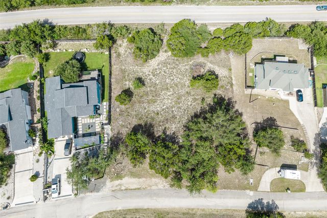 910 Daviot DR, Spicewood, TX 78669