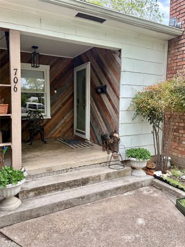 706 S Avenue I, Clifton, TX 76634