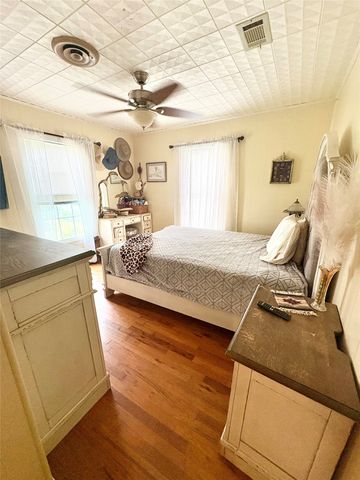 706 S Avenue I, Clifton, TX 76634