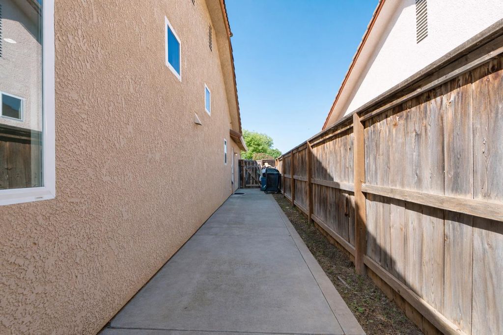 Image 21 of property listing at 721 Via Cerioni, Madera, CA 93637