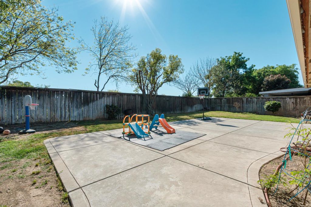 Image 24 of property listing at 721 Via Cerioni, Madera, CA 93637