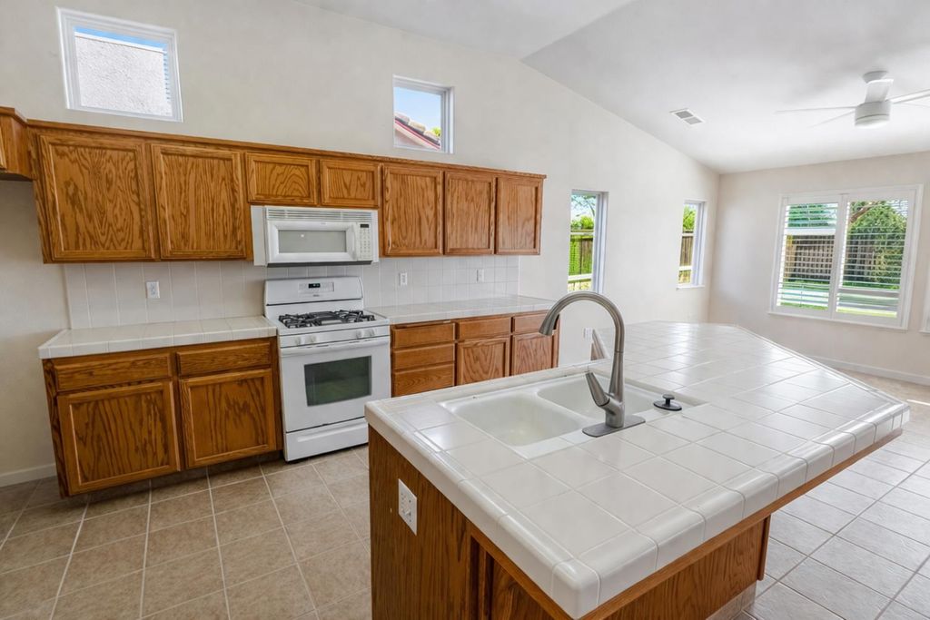 Image 4 of property listing at 721 Via Cerioni, Madera, CA 93637