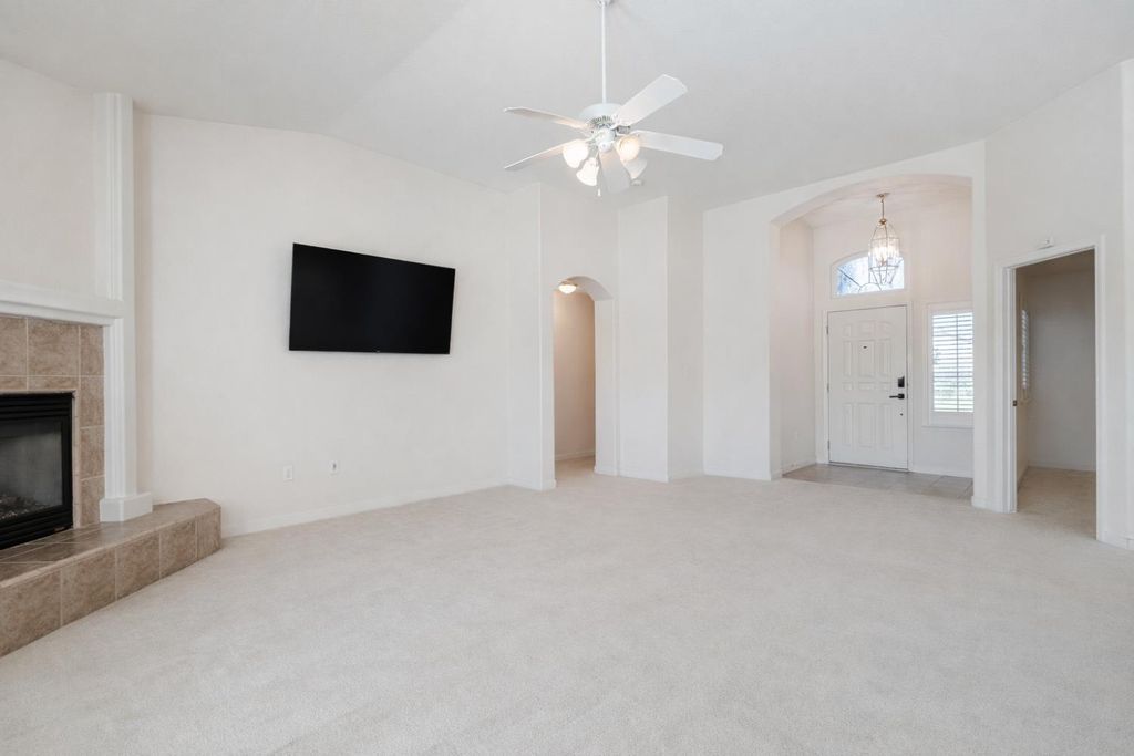 Image 5 of property listing at 721 Via Cerioni, Madera, CA 93637