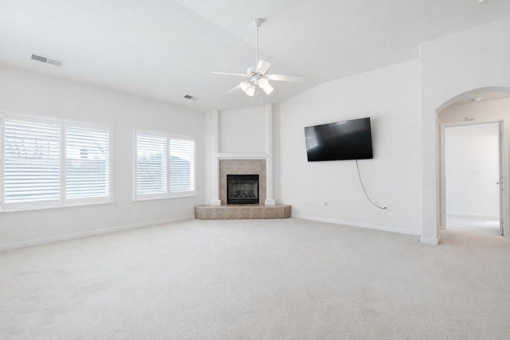 Image 6 of property listing at 721 Via Cerioni, Madera, CA 93637