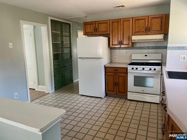 136 Prospect Street 2nd Floor, Midland Park, NJ 07432