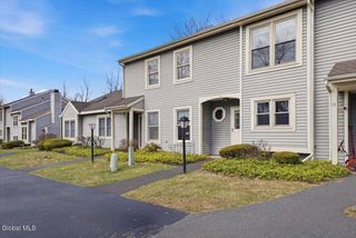 10 Minuteman Court, Halfmoon, NY 12065