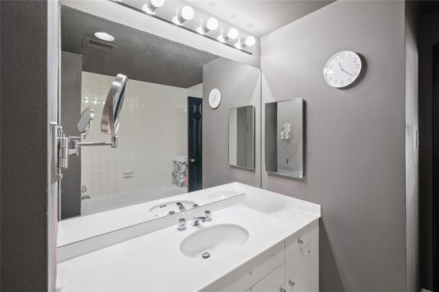 15 Greenway Plaza 26J, Houston, TX 77046