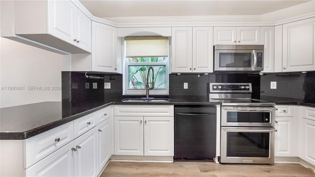 876 Garnet Cir, Weston, FL 33326