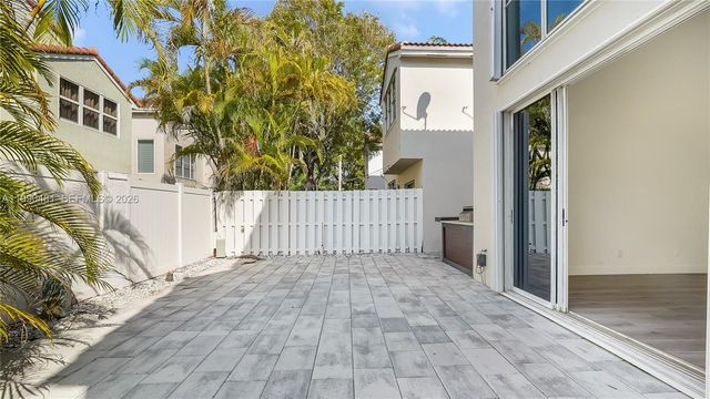 876 Garnet Cir, Weston, FL 33326