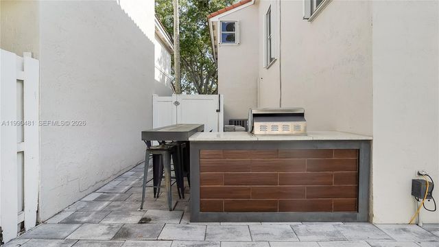 876 Garnet Cir, Weston, FL 33326