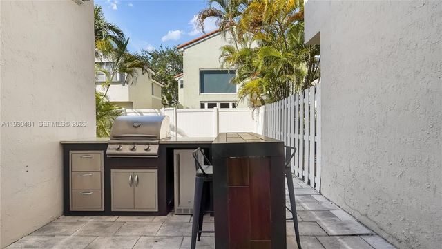 876 Garnet Cir, Weston, FL 33326