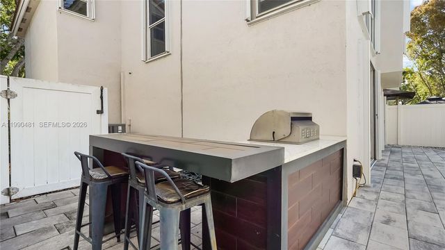 876 Garnet Cir, Weston, FL 33326