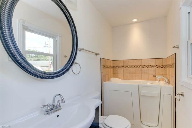 5 Marval CIR, Hampton, VA 23666