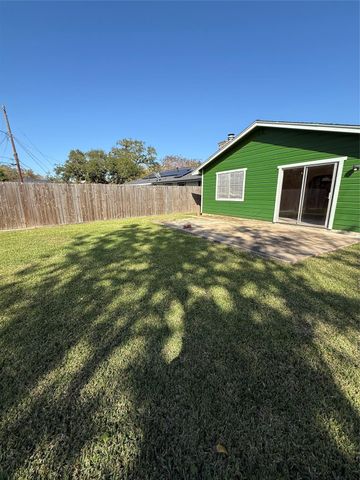 406 Gardenia Street, Lake Jackson, TX 77566