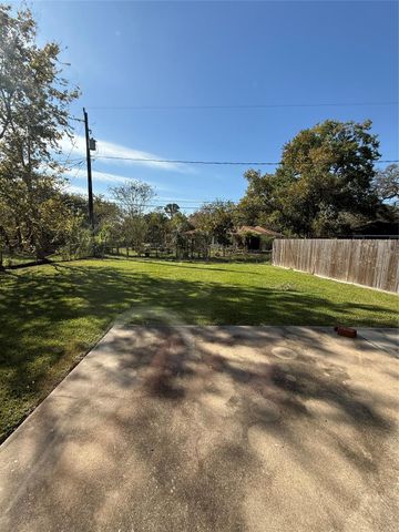 406 Gardenia Street, Lake Jackson, TX 77566