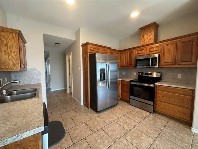 2012 Cottonwood Dr, Portland, TX 78374