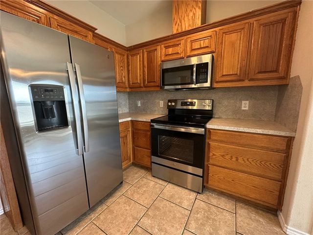 2012 Cottonwood Dr, Portland, TX 78374