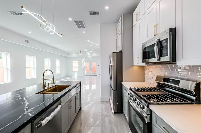 5014 Creekmont Drive, Houston, TX 77091