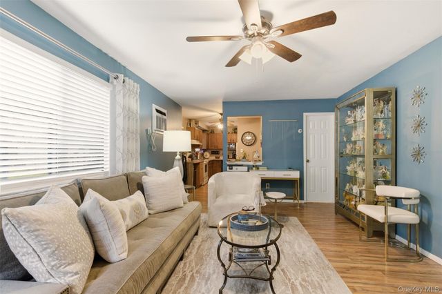 17 Westminster Lane, West Islip, NY 11795