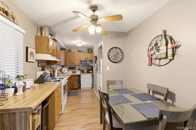 17 Westminster Lane, West Islip, NY 11795