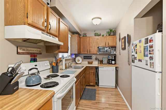 17 Westminster Lane, West Islip, NY 11795