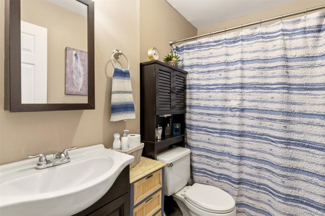 17 Westminster Lane, West Islip, NY 11795