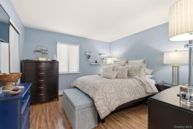 17 Westminster Lane, West Islip, NY 11795