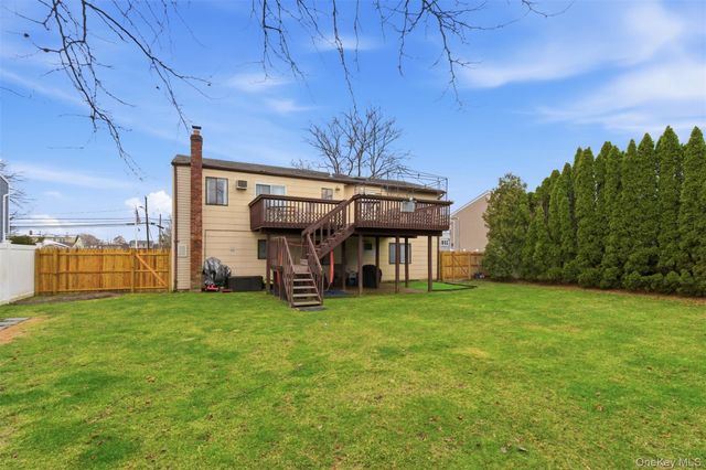 17 Westminster Lane, West Islip, NY 11795