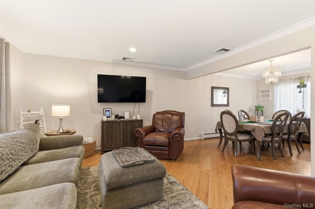 17 Westminster Lane, West Islip, NY 11795