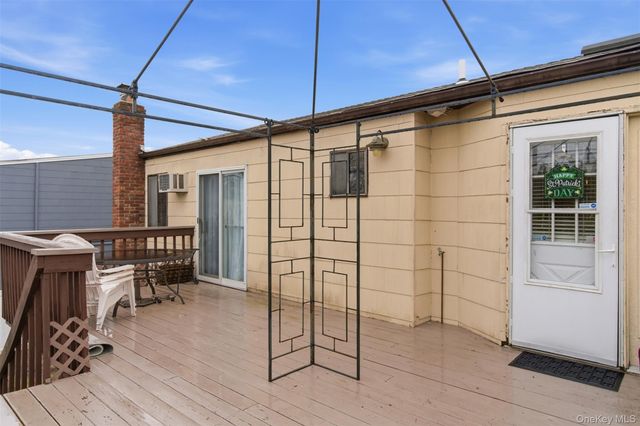 17 Westminster Lane, West Islip, NY 11795