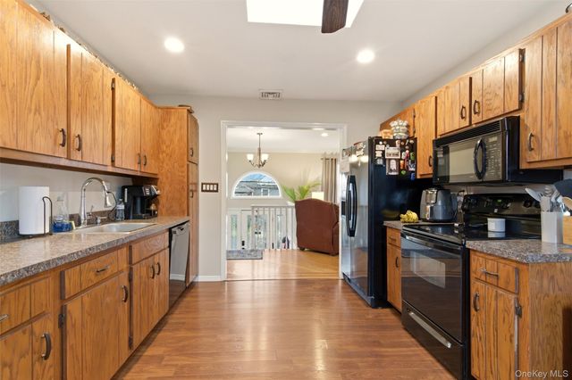 17 Westminster Lane, West Islip, NY 11795