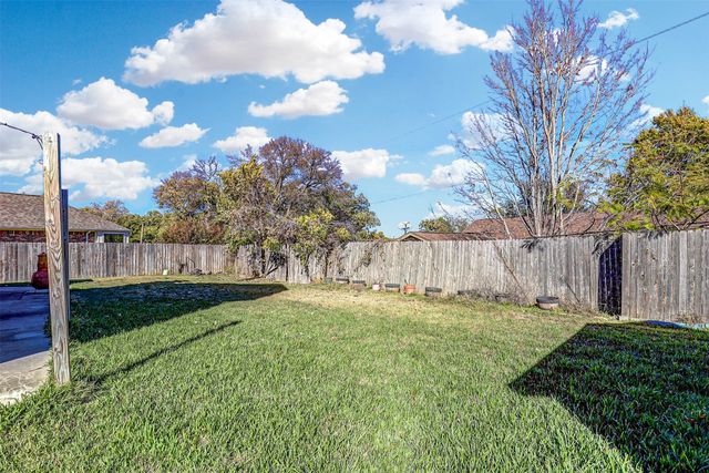 820 Flagstone Drive, Burleson, TX 76028