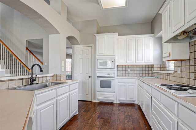 820 Flagstone Drive, Burleson, TX 76028