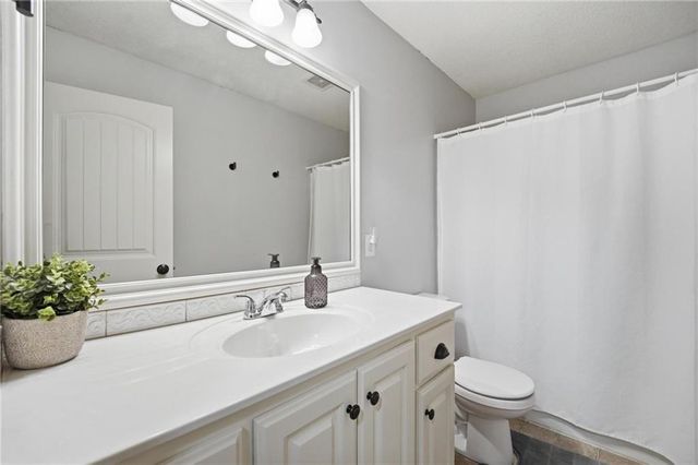 10834 N Manchester Avenue, Kansas City, MO 64157