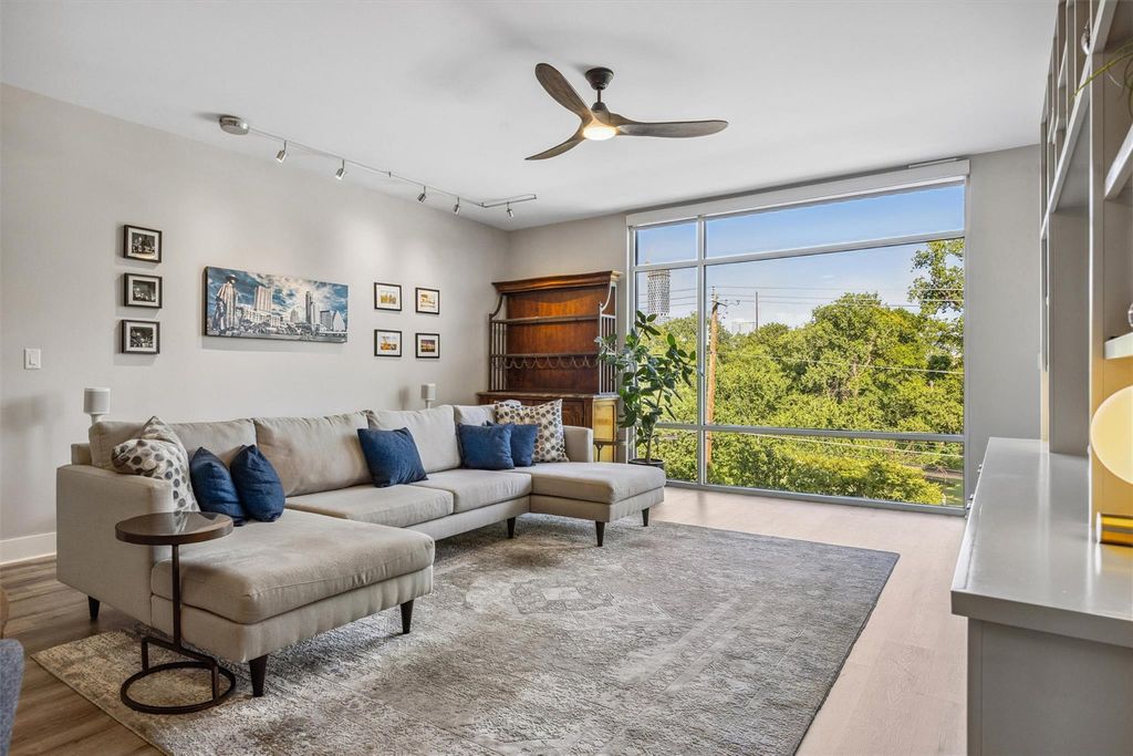 210 Lee Barton DR 301, Austin, TX 78704
