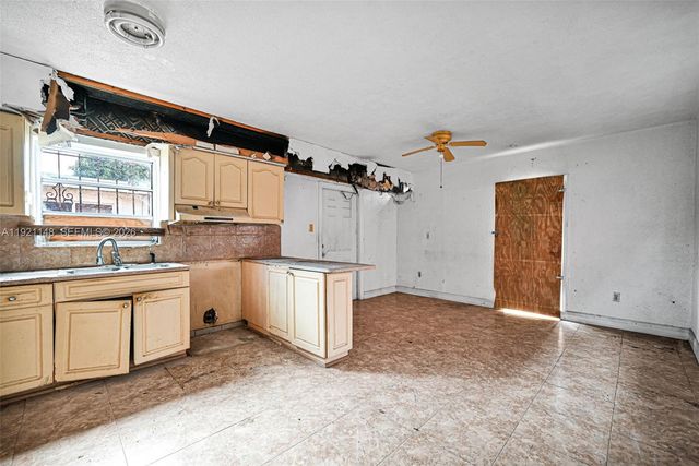 2614 W 8th Ct, Hialeah, FL 33010