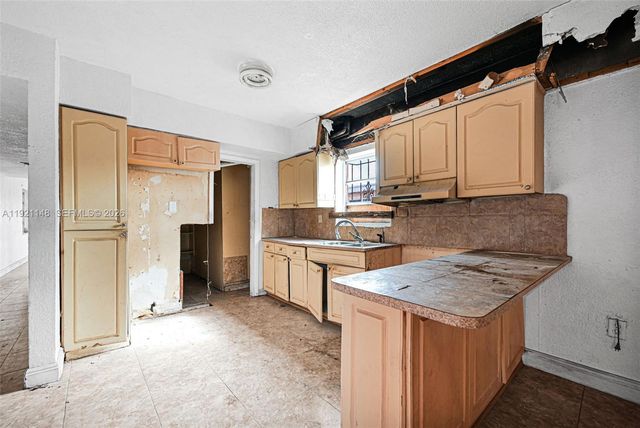 2614 W 8th Ct, Hialeah, FL 33010