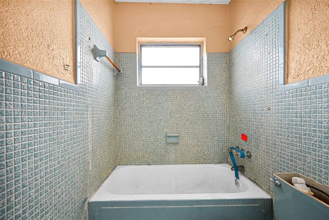 2614 W 8th Ct, Hialeah, FL 33010