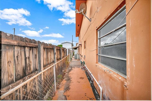 2614 W 8th Ct, Hialeah, FL 33010