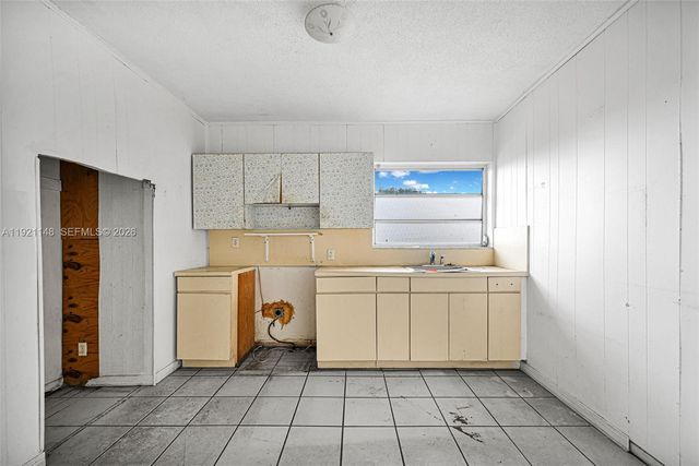 2614 W 8th Ct, Hialeah, FL 33010