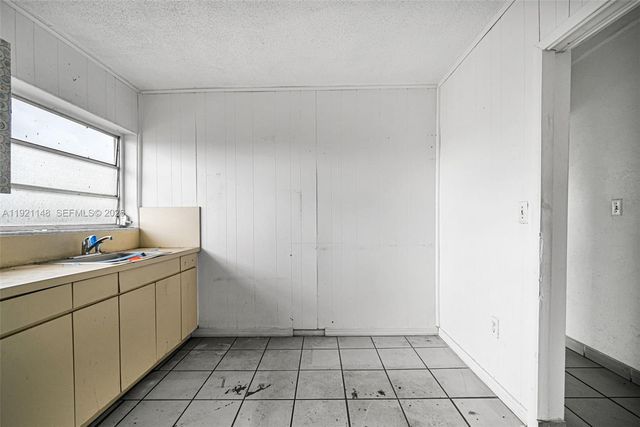 2614 W 8th Ct, Hialeah, FL 33010