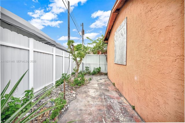 2614 W 8th Ct, Hialeah, FL 33010