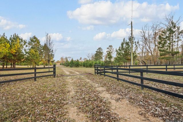 1558 Tommy Whitaker Rd, St Francisville, LA 70775