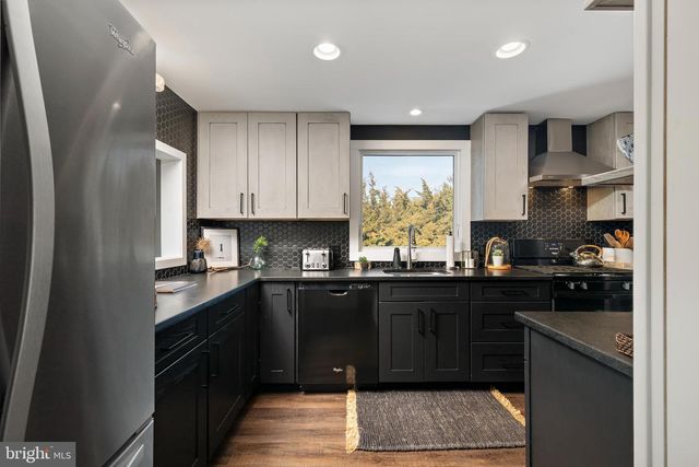 35 W 4TH ST, Barnegat Light, NJ 08006