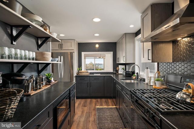 35 W 4TH ST, Barnegat Light, NJ 08006