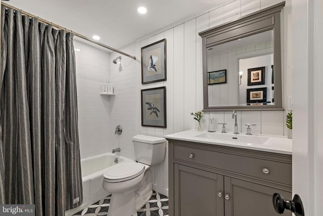 35 W 4TH ST, Barnegat Light, NJ 08006