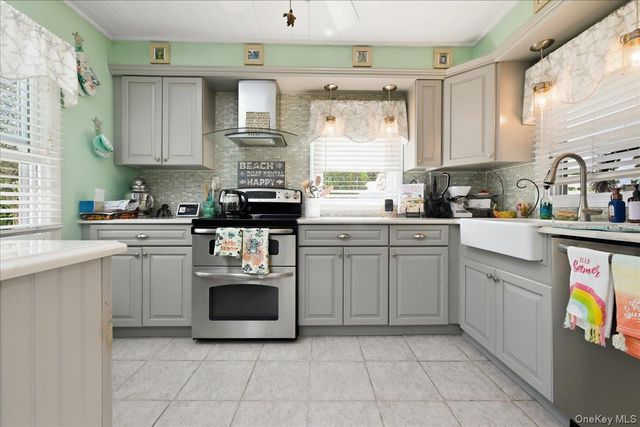 25 Rhode Island Avenue, Massapequa, NY 11758