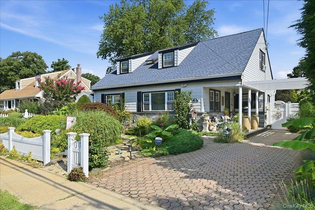 25 Rhode Island Avenue, Massapequa, NY 11758