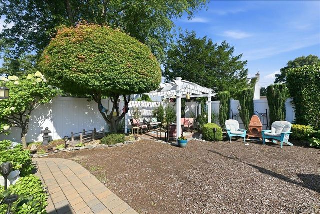 25 Rhode Island Avenue, Massapequa, NY 11758